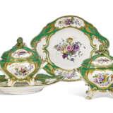 TWO SEVRES PORCELAIN GREEN-GROUND TUREENS, COVERS AND STANDS (POTS A OILLE ET PLATEAUX) - Foto 1