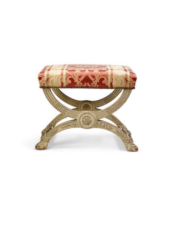 A PAIR OF FRENCH GREY-PAINTED STOOLS - Foto 6