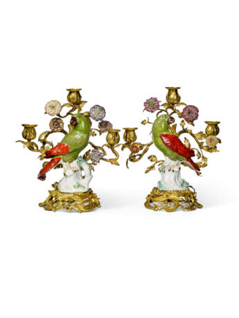 A PAIR OF LOUIS XV ORMOLU-MOUNTED MEISSEN PORCELAIN THREE-LIGHT CANDELABRA - Foto 2