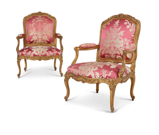 A PAIR OF LOUIS XV GILTWOOD FAUTEUILS - фото 1