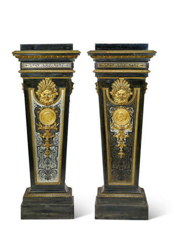 A PAIR OF NAPOLEON III ORMOLU-MOUNTED, PEWTER AND BRASS `BOULLE`-INLAID EBONY AND EBONIZED PEDESTALS - Foto 1