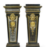 A PAIR OF NAPOLEON III ORMOLU-MOUNTED, PEWTER AND BRASS `BOULLE`-INLAID EBONY AND EBONIZED PEDESTALS - Foto 1