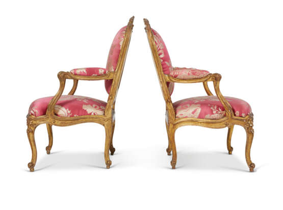 A PAIR OF LOUIS XV GILTWOOD FAUTEUILS - фото 4