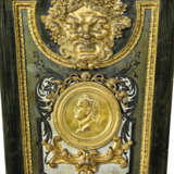 A PAIR OF NAPOLEON III ORMOLU-MOUNTED, PEWTER AND BRASS `BOULLE`-INLAID EBONY AND EBONIZED PEDESTALS - Foto 5
