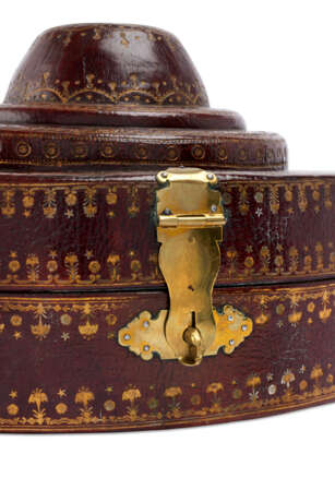 A LOUIS XV ORMOLU-MOUNTED AND GILT-TOOLED RED LEATHER FITTED CASE - фото 5