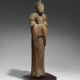 A WOOD SCULPTURE OF A STANDING FEMALE SHINTO DEITY - Foto 3
