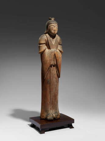 A WOOD SCULPTURE OF A STANDING FEMALE SHINTO DEITY - фото 3