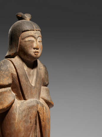 A WOOD SCULPTURE OF A STANDING FEMALE SHINTO DEITY - Foto 6