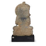 A GREY SCHIST FIGURE OF A SEATED BODHISATTVA - Foto 4