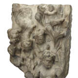 A GREY SCHIST RELIEF OF VAJRAPANI WITH FEMALE ATTENDANTS - Foto 2