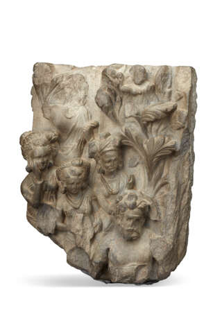 A GREY SCHIST RELIEF OF VAJRAPANI WITH FEMALE ATTENDANTS - Foto 2