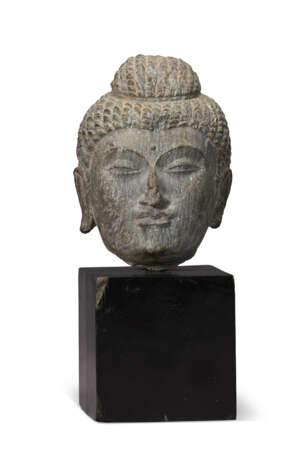 A GREY SCHIST HEAD OF BUDDHA - photo 1