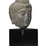 A GREY SCHIST HEAD OF BUDDHA - photo 2