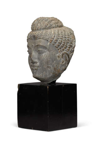 A GREY SCHIST HEAD OF BUDDHA - фото 3