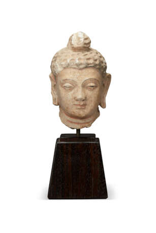 A SMALL STUCCO HEAD OF BUDDHA - Foto 1