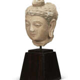 A SMALL STUCCO HEAD OF BUDDHA - Foto 3