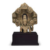 A BUFF SANDSTONE BUST OF VISHNU - фото 1