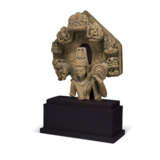 A BUFF SANDSTONE BUST OF VISHNU - фото 2