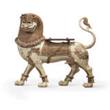 A MONUMENTAL PAINTED WOOD FIGURE OF A LION - Foto 1