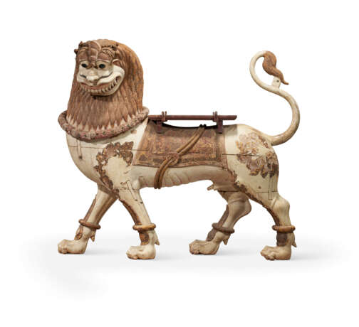 A MONUMENTAL PAINTED WOOD FIGURE OF A LION - Foto 1