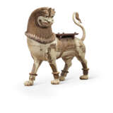 A MONUMENTAL PAINTED WOOD FIGURE OF A LION - Foto 2