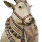 A MONUMENTAL PAINTED WOOD FIGURE OF NANDI - Foto 5