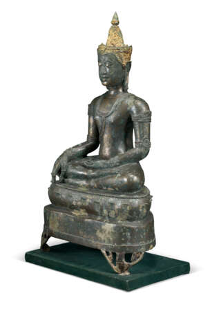 A LARGE BRONZE FIGURE OF BUDDHA - Foto 2