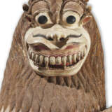 A MONUMENTAL PAINTED WOOD FIGURE OF A LION - Foto 5