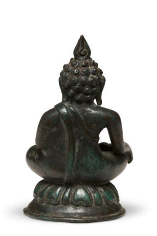 A SMALL BRONZE FIGURE OF BUDDHA - Foto 4