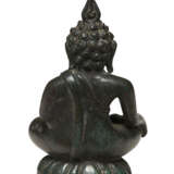 A SMALL BRONZE FIGURE OF BUDDHA - Foto 4