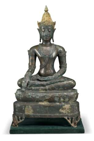 A LARGE BRONZE FIGURE OF BUDDHA - Foto 6