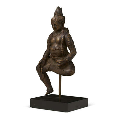 A SMALL AND RARE BRONZE FIGURE OF JAMBHALA - Foto 2