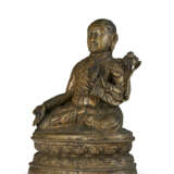 A RARE SILVER- AND COPPER-INLAID BRONZE FIGURE OF SACHEN KUNGA NYINGPO (1092-1158) - Foto 2