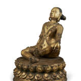 A RARE GILT-BRONZE FIGURE OF AVADHUTIPA - photo 2