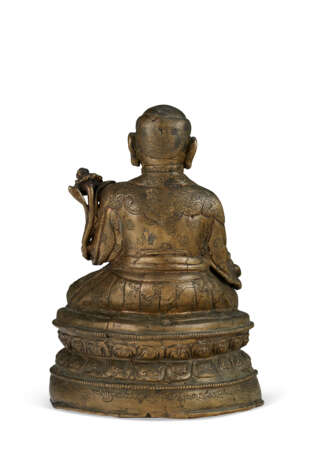 A RARE SILVER- AND COPPER-INLAID BRONZE FIGURE OF SACHEN KUNGA NYINGPO (1092-1158) - Foto 4
