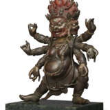 A BRONZE FIGURE OF A WRATHFUL PROTECTOR - фото 3