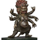 A BRONZE FIGURE OF A WRATHFUL PROTECTOR - фото 4