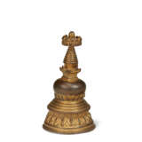 A GILT-BRONZE STUPA - Foto 2