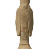 A LARGE PAINTED POTTERY FIGURE OF AN ATTENDANT - фото 2