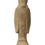 A LARGE PAINTED POTTERY FIGURE OF AN ATTENDANT - Foto 2