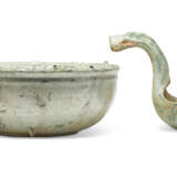 A GREEN-GLAZED POTTERY BOWL AND LADLE - Foto 2