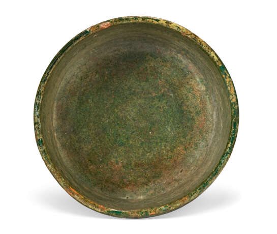 A GREEN-GLAZED POTTERY CIRCULAR COVER - фото 2