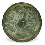 A GREEN-GLAZED POTTERY CIRCULAR COVER - Foto 3