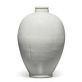 A QINGBAI OVOID VASE, MEIPING - Foto 1