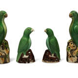 TWO PAIRS OF GREEN-ENAMELED FIGURES OF PARROTS - фото 1