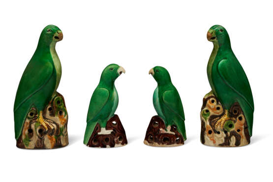 TWO PAIRS OF GREEN-ENAMELED FIGURES OF PARROTS - фото 1