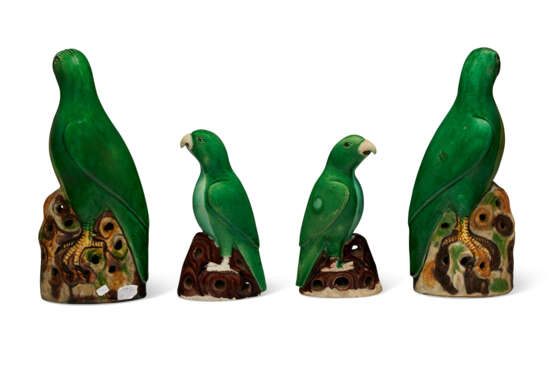 TWO PAIRS OF GREEN-ENAMELED FIGURES OF PARROTS - фото 2