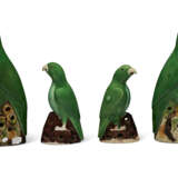 TWO PAIRS OF GREEN-ENAMELED FIGURES OF PARROTS - фото 2