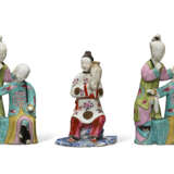 A FAMILLE ROSE FIGURE OF A SEATED LADY AND A PAIR OF FAMILLE ROSE 'EAR-CLEANING' GROUPS - Foto 1
