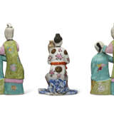A FAMILLE ROSE FIGURE OF A SEATED LADY AND A PAIR OF FAMILLE ROSE 'EAR-CLEANING' GROUPS - Foto 2